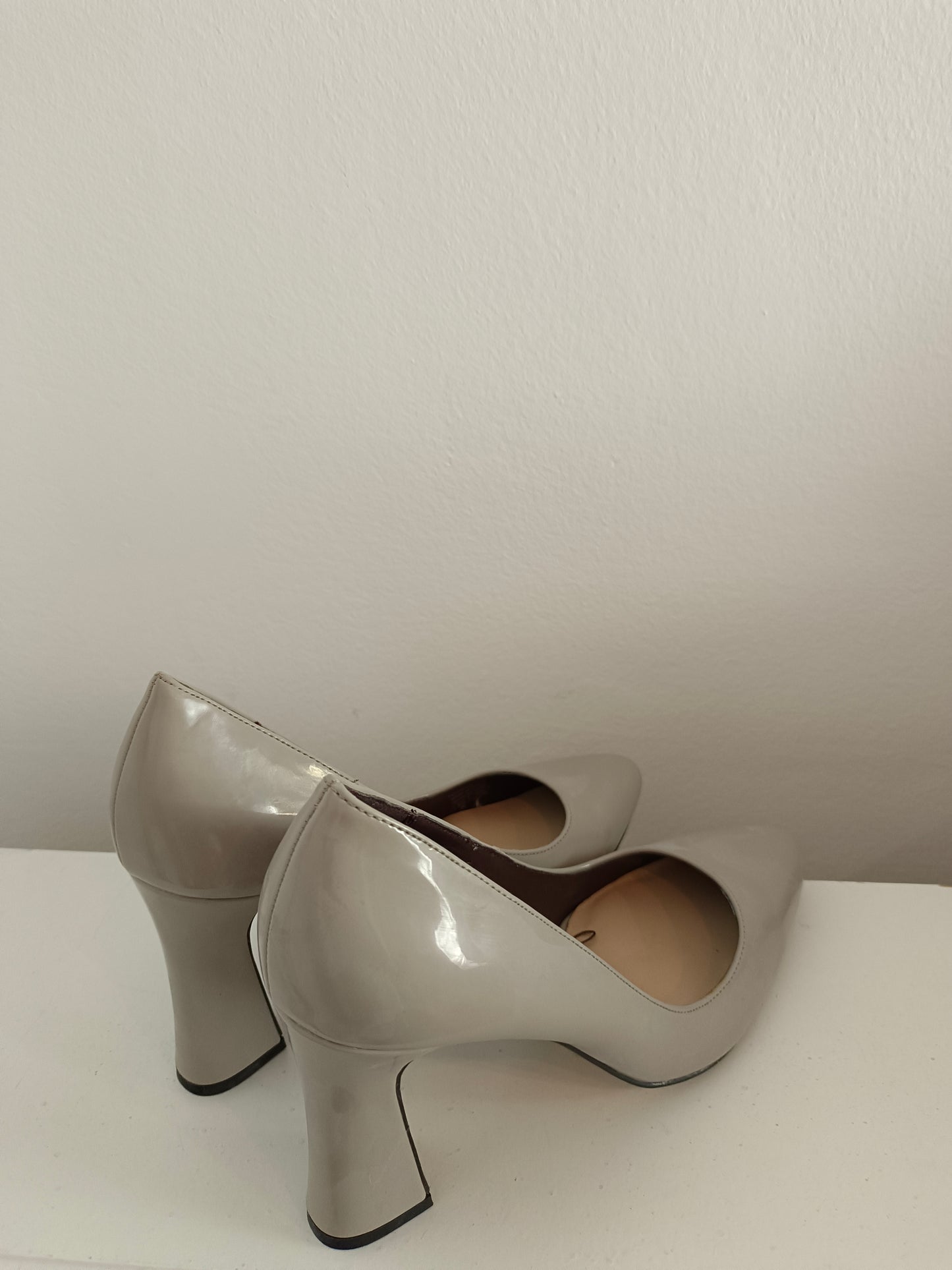 MANGO. Zapatos gris charol T.38