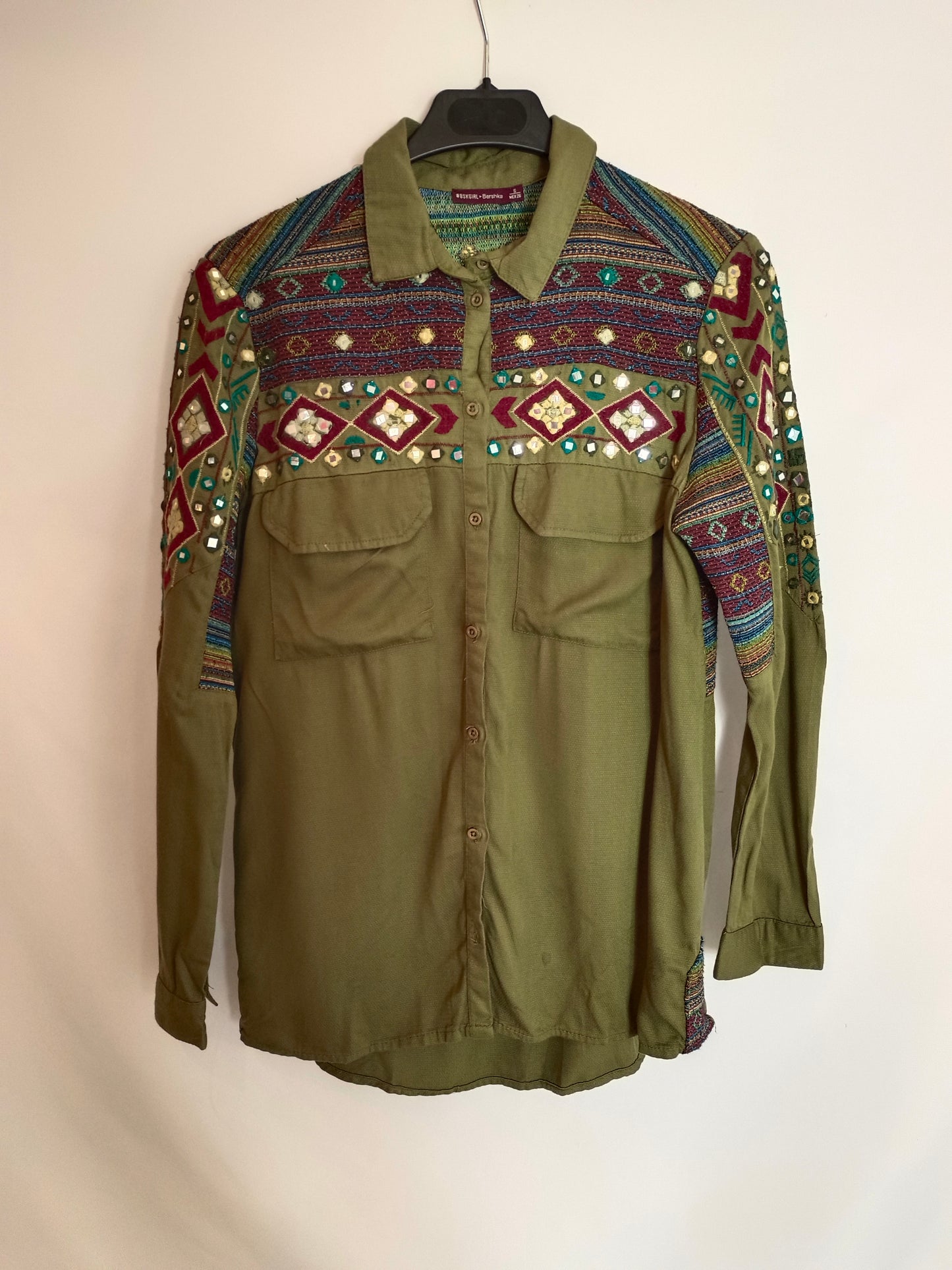 BERSHKA. Ethnic green blouse Ts