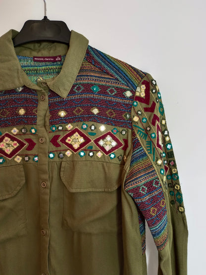 BERSHKA. Ethnic green blouse Ts