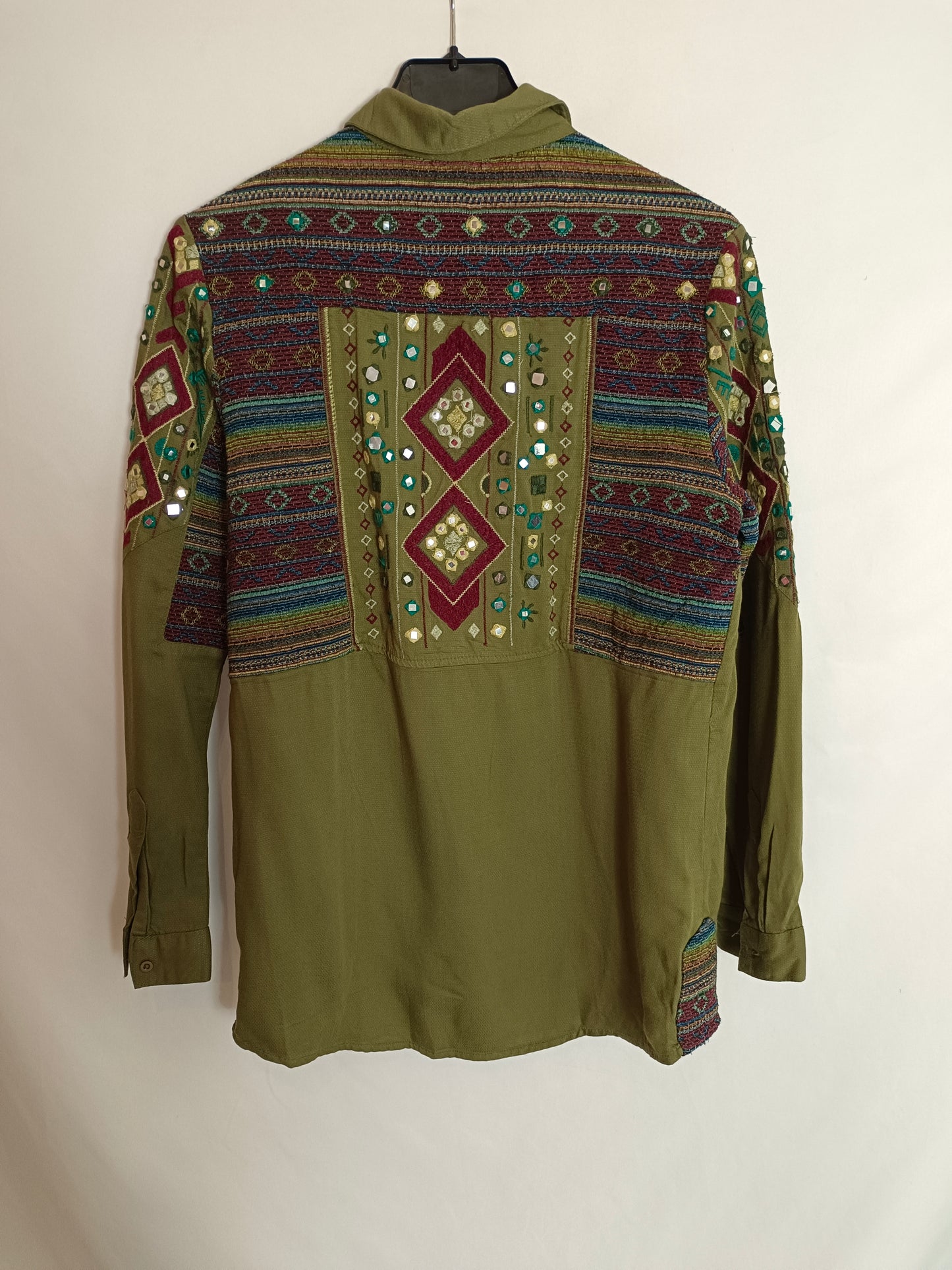 BERSHKA. Ethnic green blouse Ts