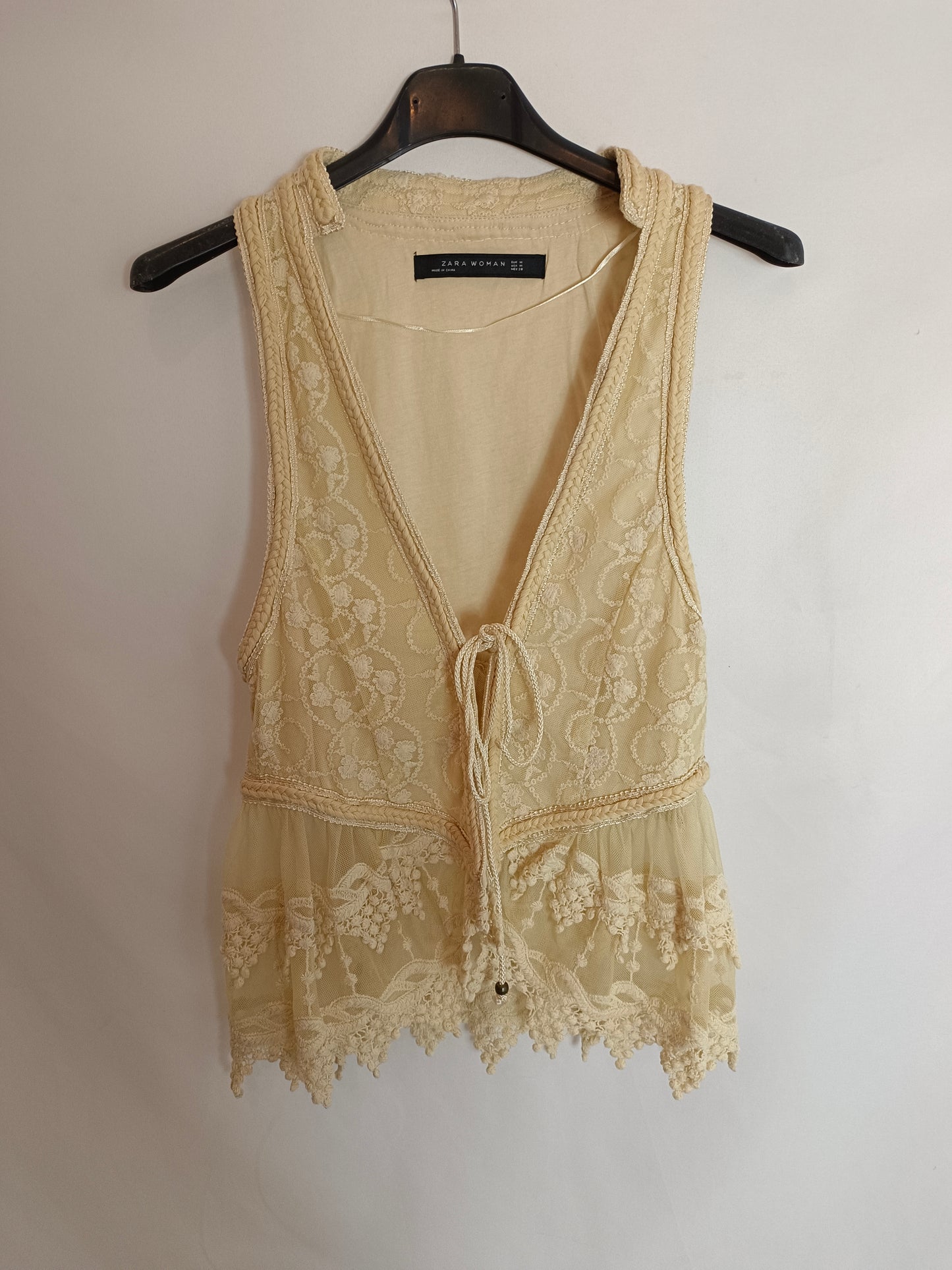 ZARA. Chaleco beige encaje T.m