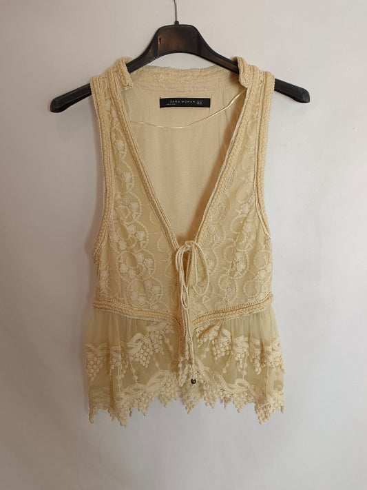 ZARA. Chaleco beige encaje T.m