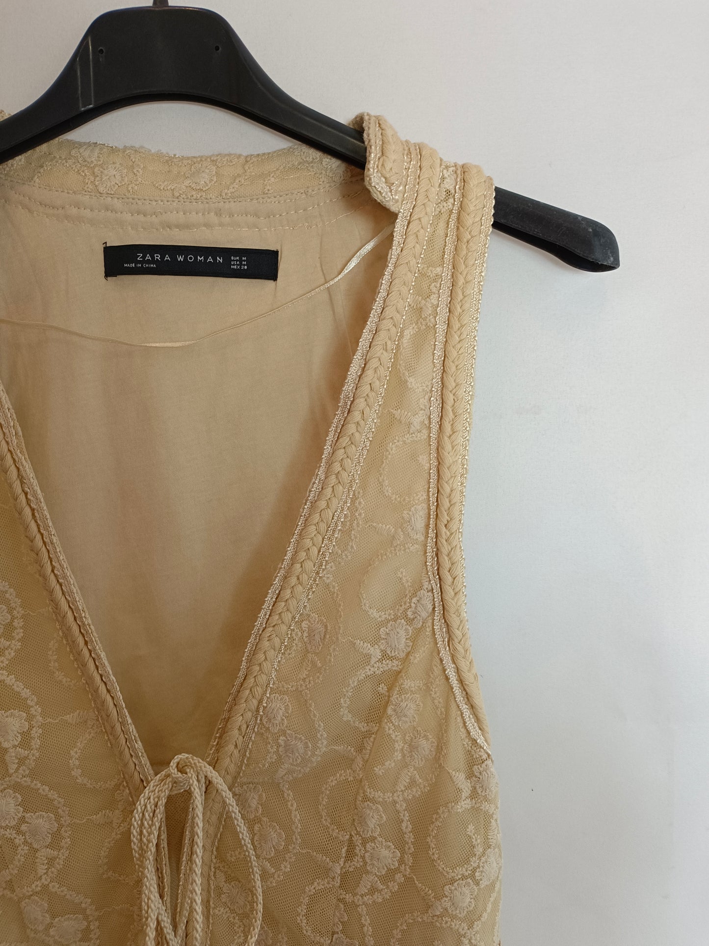 ZARA. Chaleco beige encaje T.m
