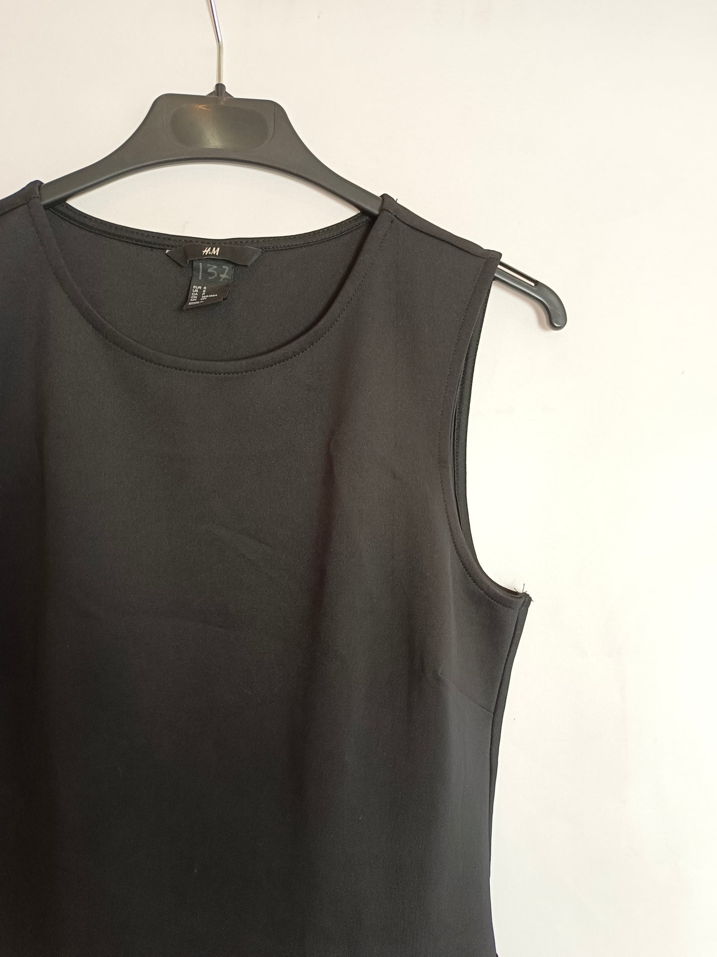 H&M. Top negro entallado T.s