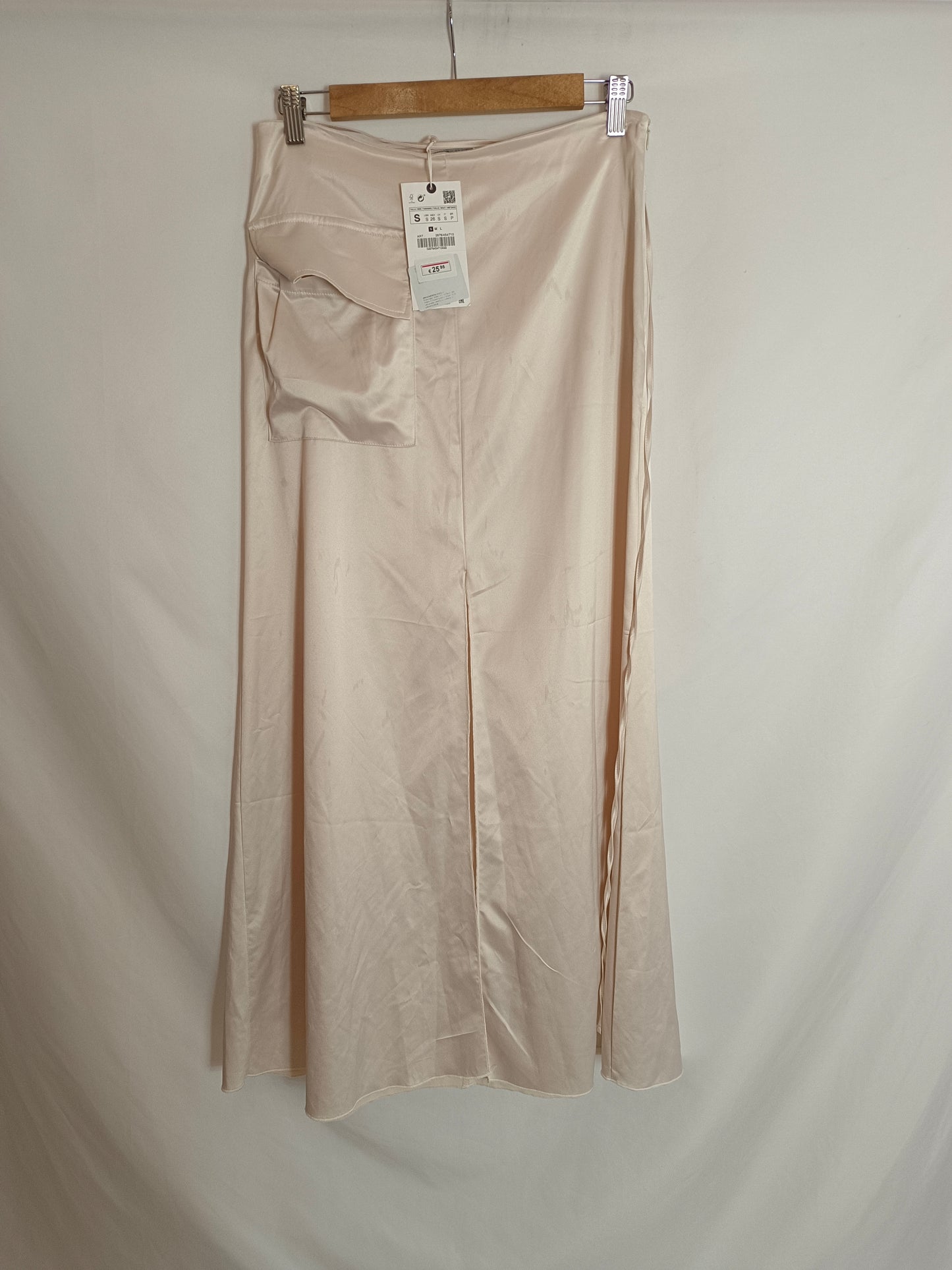 ZARA. Falda beige satinada T.s