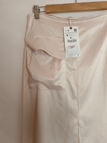 ZARA. Falda beige satinada T.s