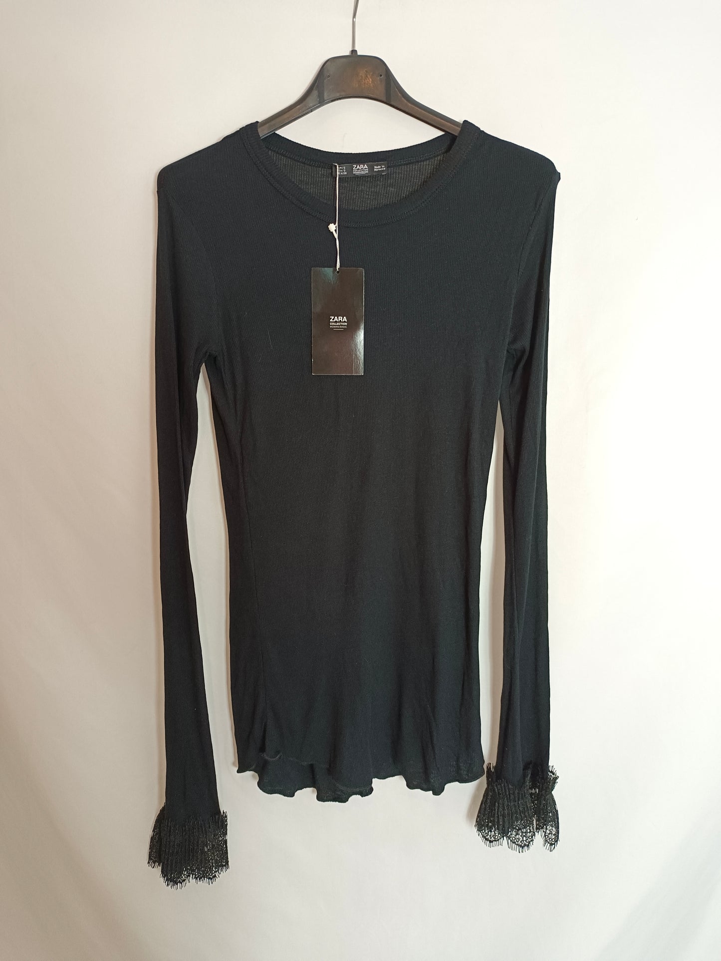 ZARA. Black ribbed T-shirt