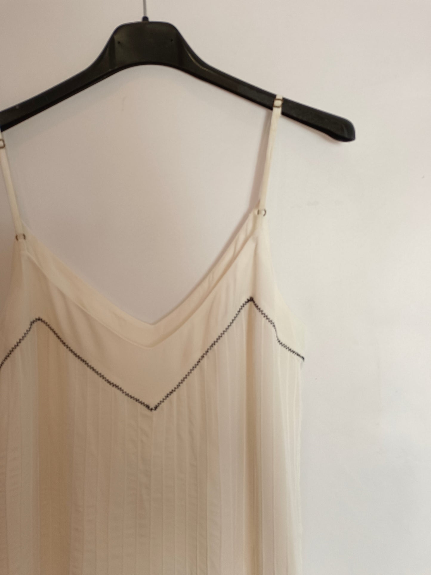 IS COMING. Vestido blanco bordado T.m