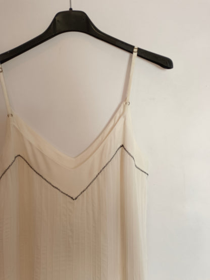 IS COMING. Vestido blanco bordado T.m