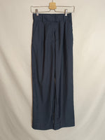 H&M. Pantalón azul pinzas T.36