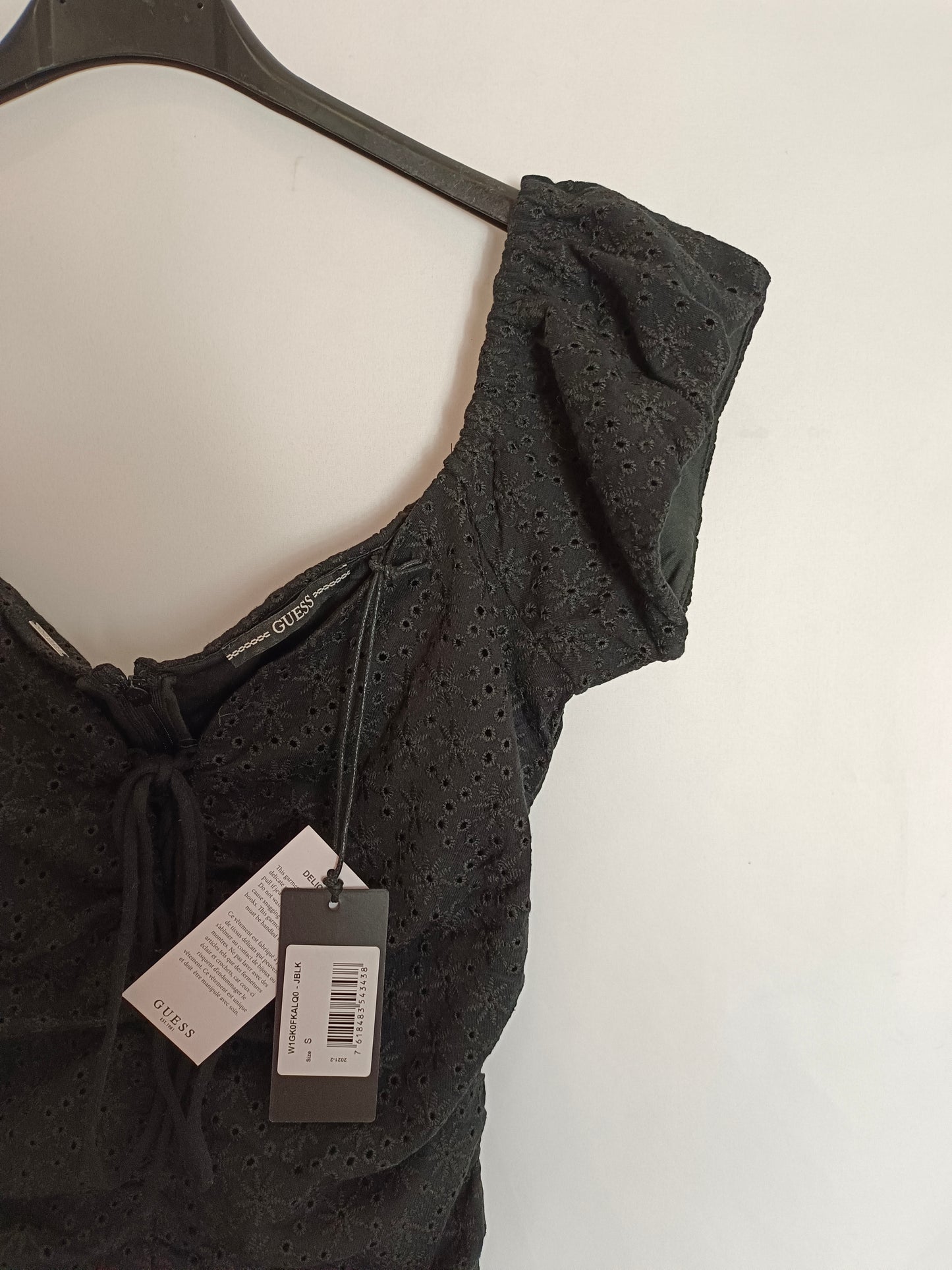 GUESS. Vestido negro troquelado T.s