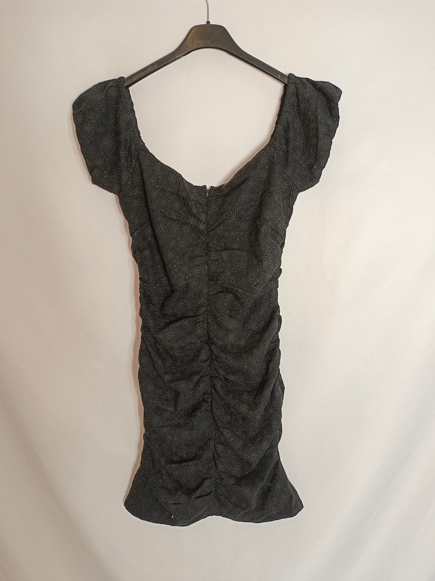 GUESS. Vestido negro troquelado T.s