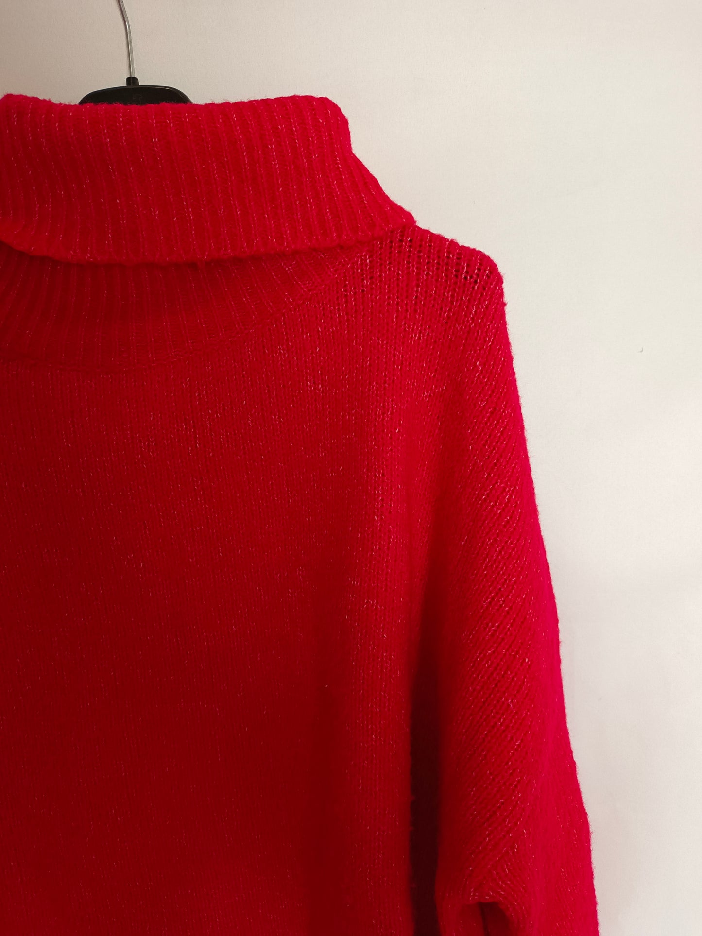 STRADIVARIUS. Jersey rojo cuello alto T.l