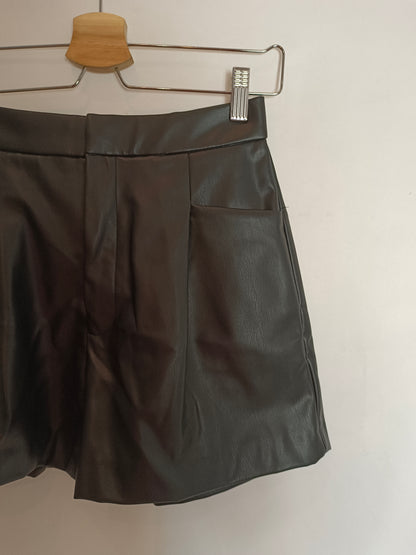 ZARA. Pantalón corto efecto piel T.s