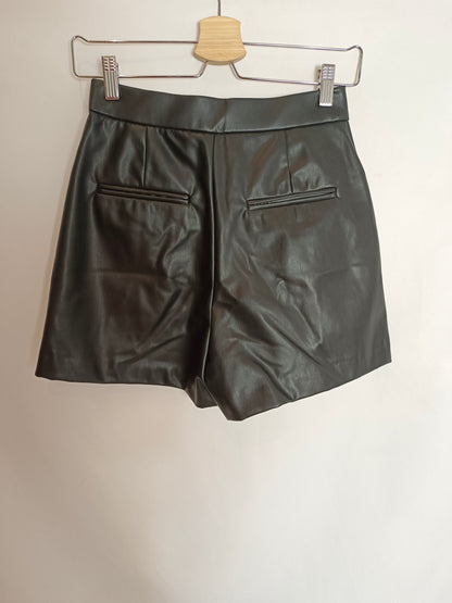 ZARA. Pantalón corto efecto piel T.s