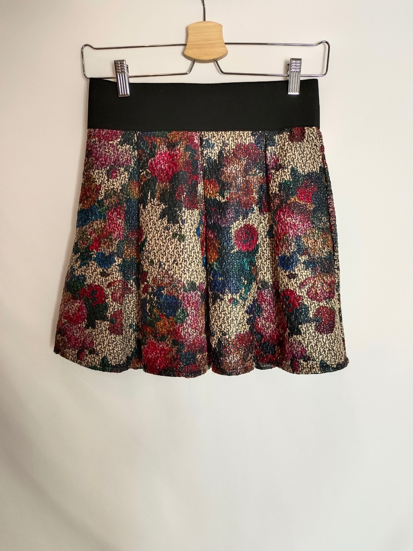 FETCHE SUANCES. Short textured skirt Tu(34)