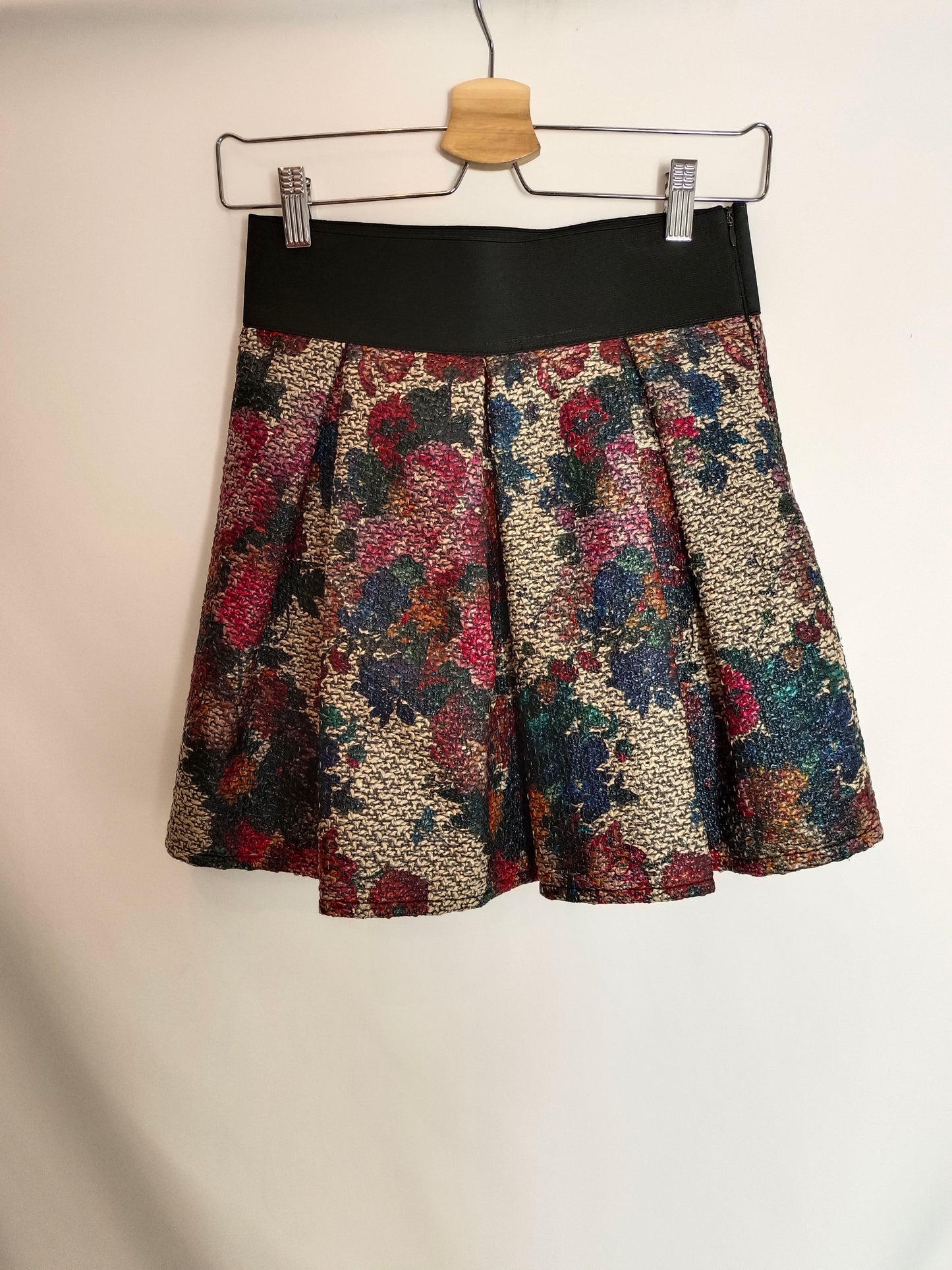 FETCHE SUANCES. Short textured skirt Tu(34)