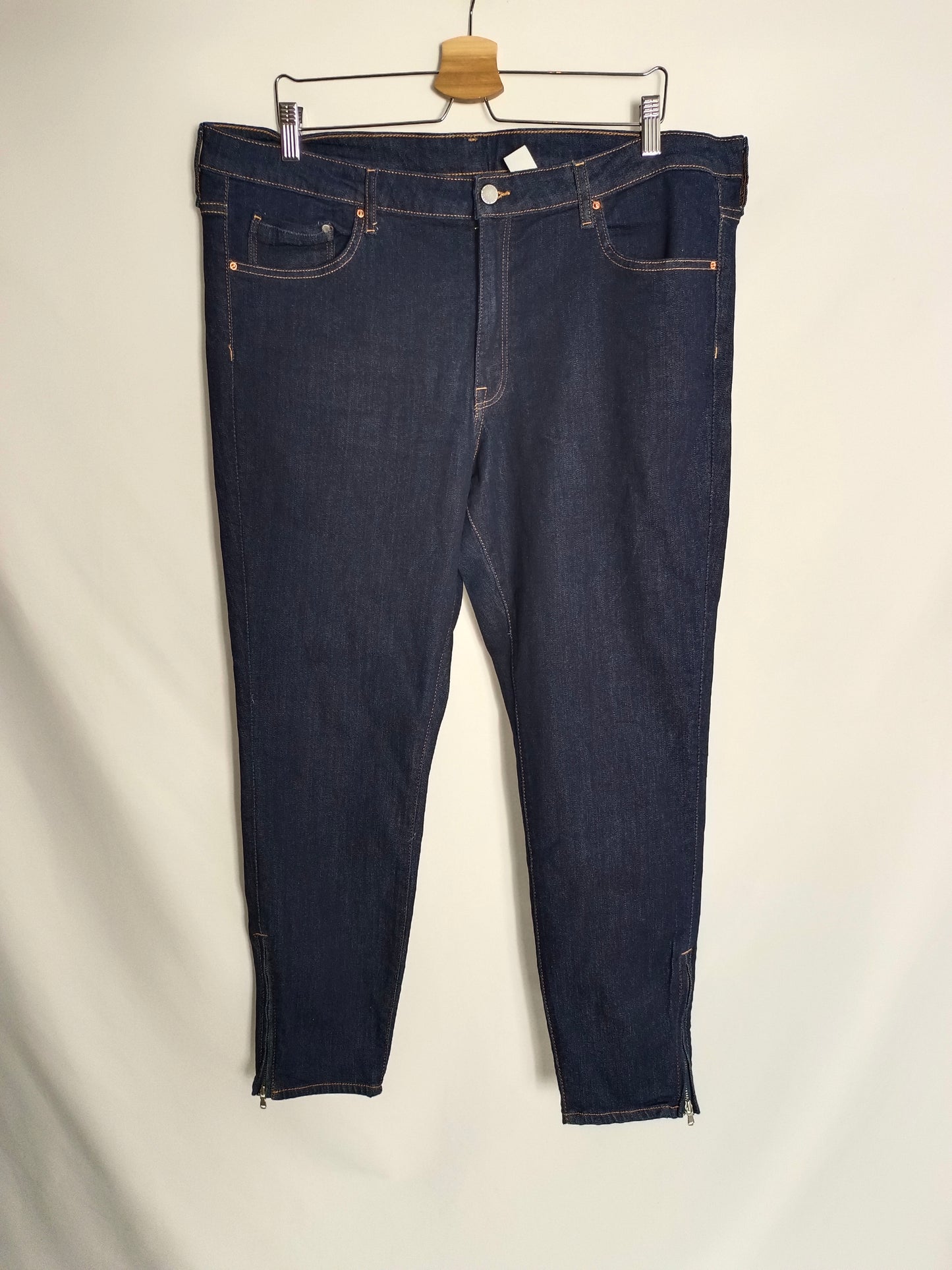 H&M. Pantalón denim pitillo cremalleras T.52