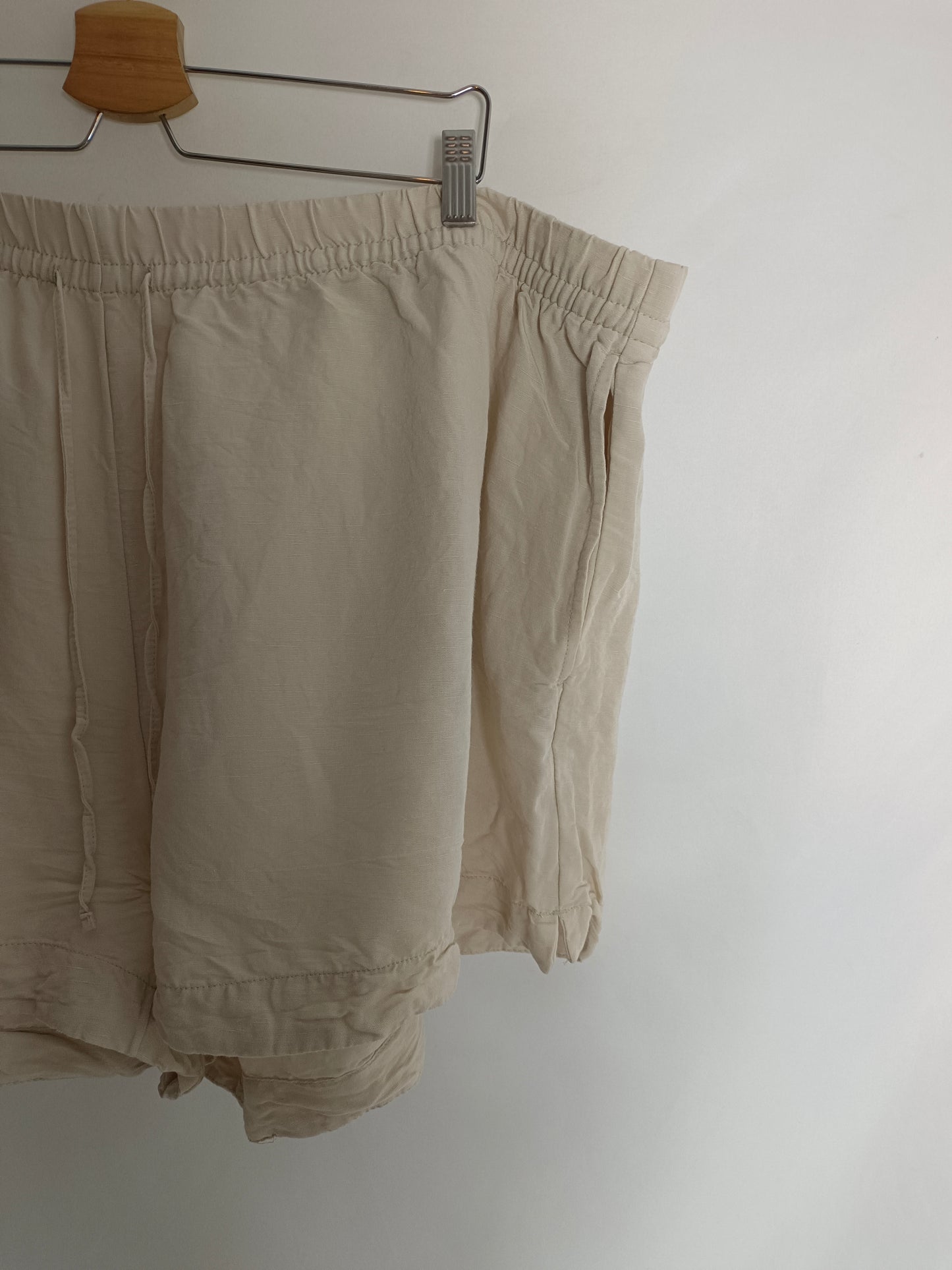 H&amp;M. Beige linen shorts S.3xl