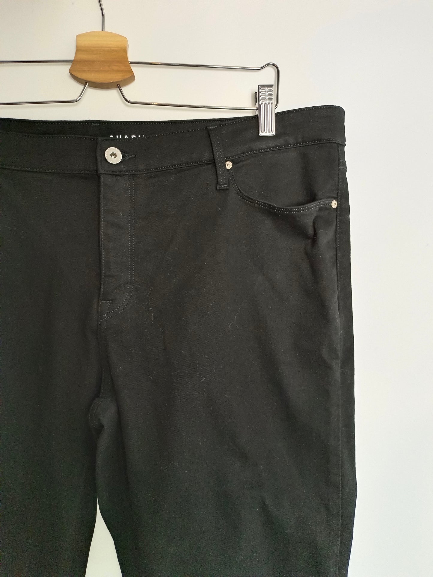 H&M. Pantalón denim pitillo "shaping" T.52