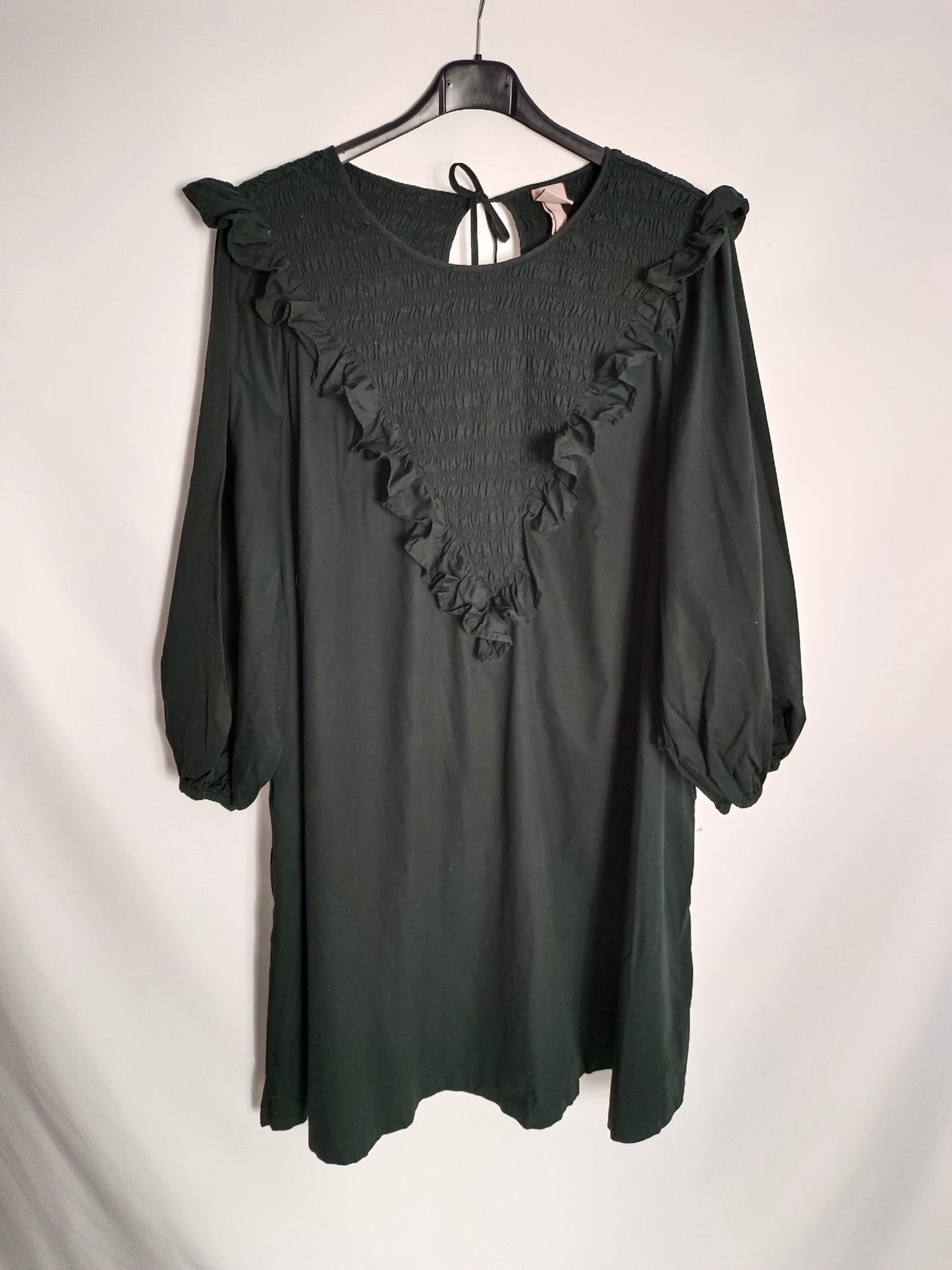 H&M. Vestido corto negro nido abeja T.2xl