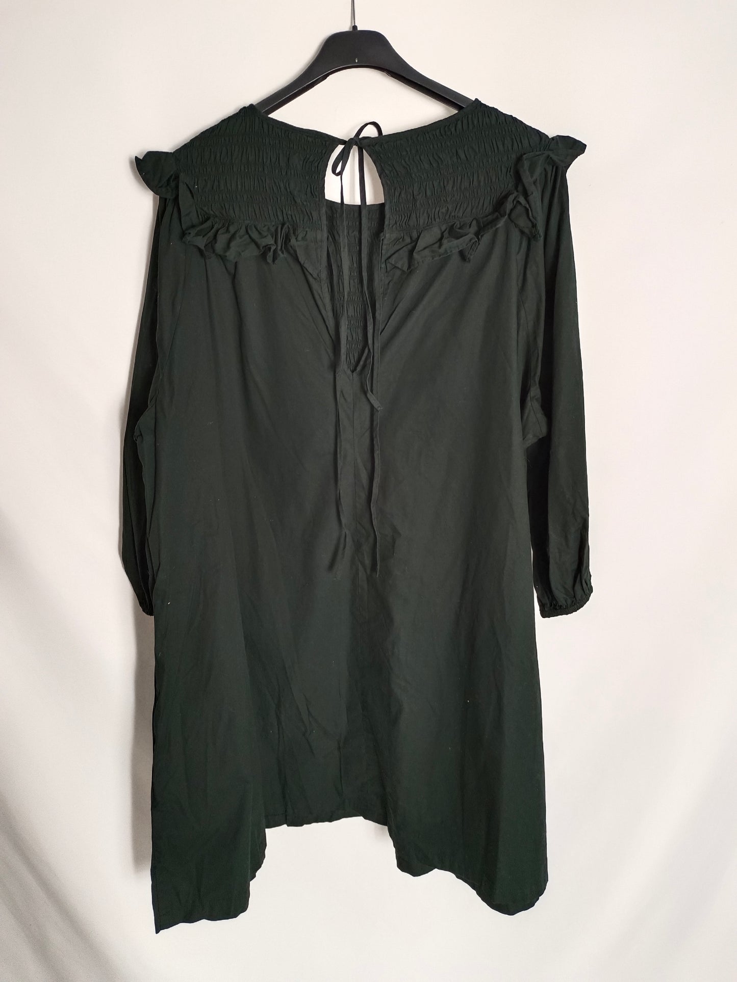 H&M. Vestido corto negro nido abeja T.2xl