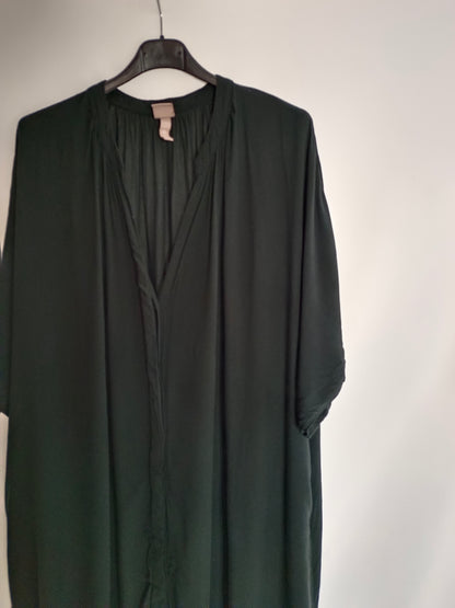 H&M. Vestido negro abotonado  T.2xl