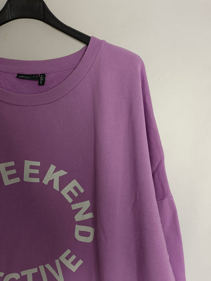 ASOS. Sudadera lila letras T.52