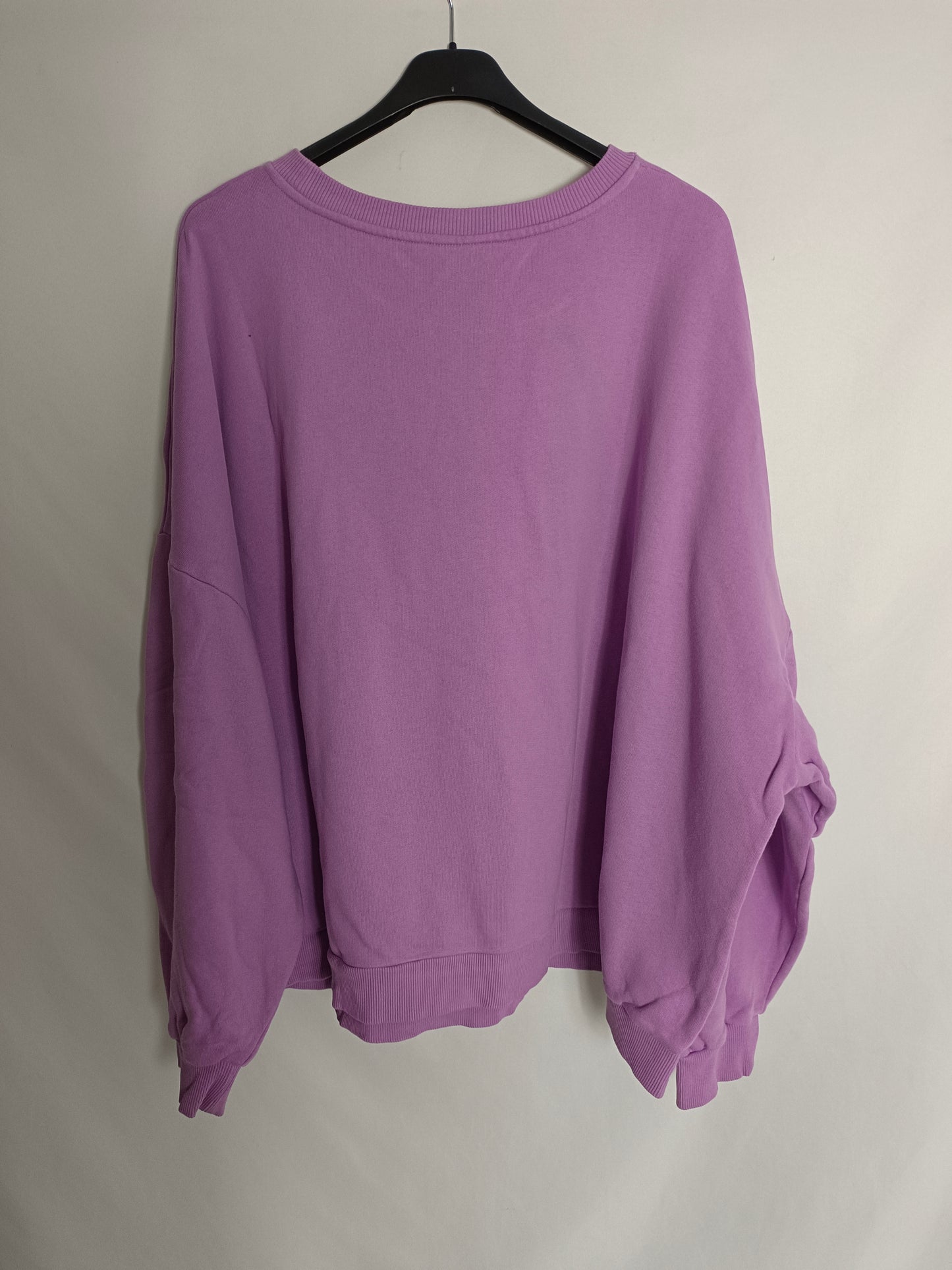 ASOS. Sudadera lila letras T.52