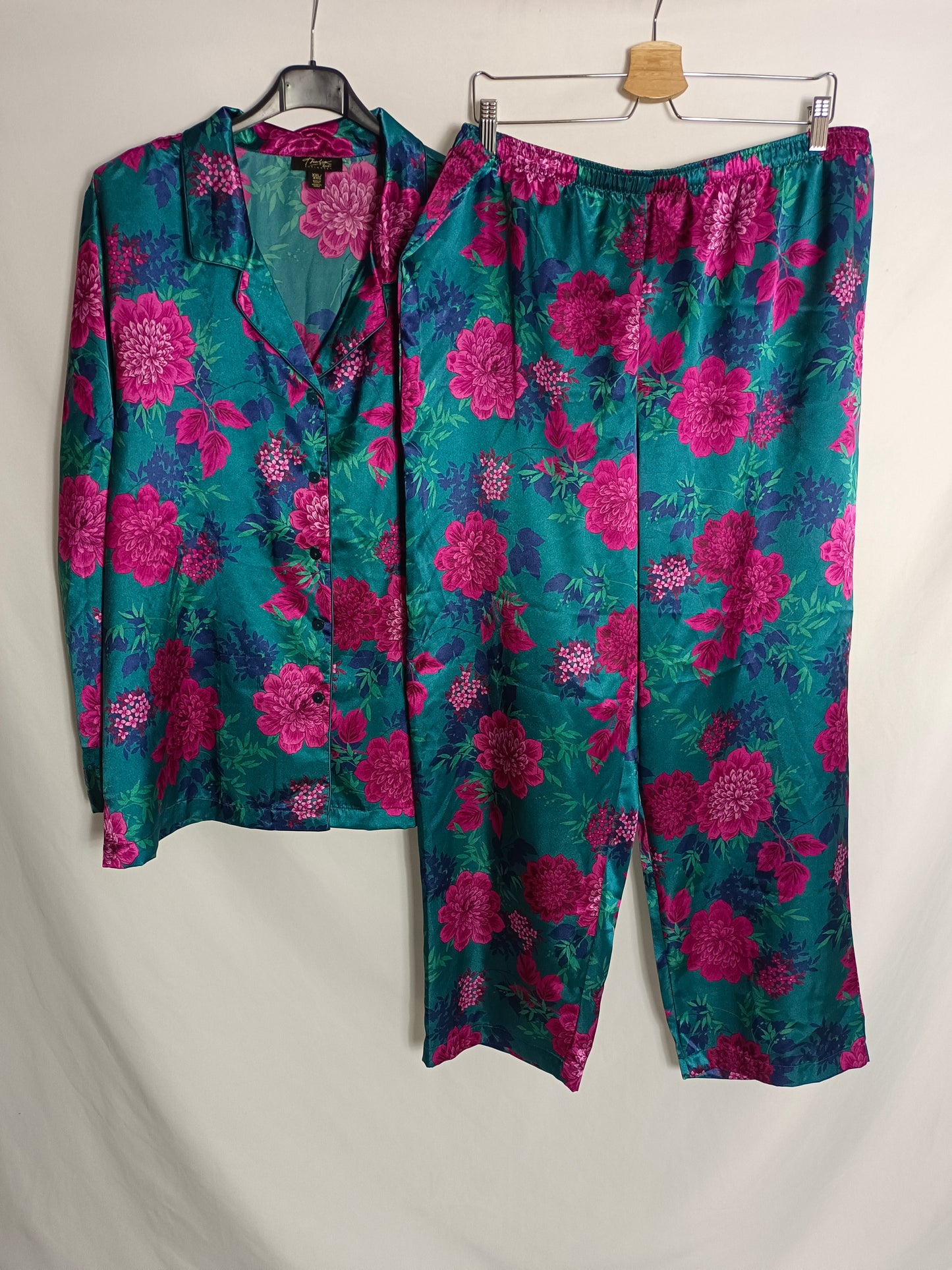 THALIA SODI.  Conjunto pijamero flores T.xxl