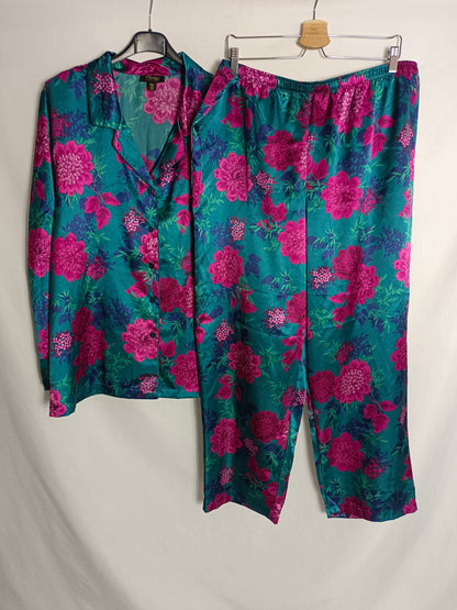 THALIA SODI.  Conjunto pijamero flores T.xxl