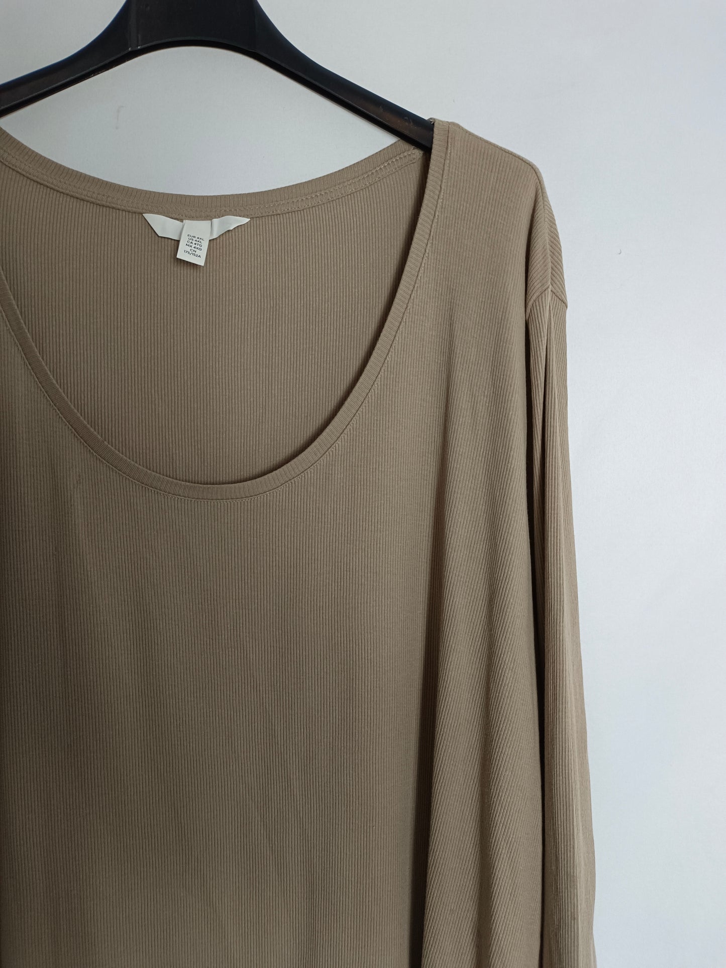 H&amp;M. Beige ribbed t-shirt T.4xl