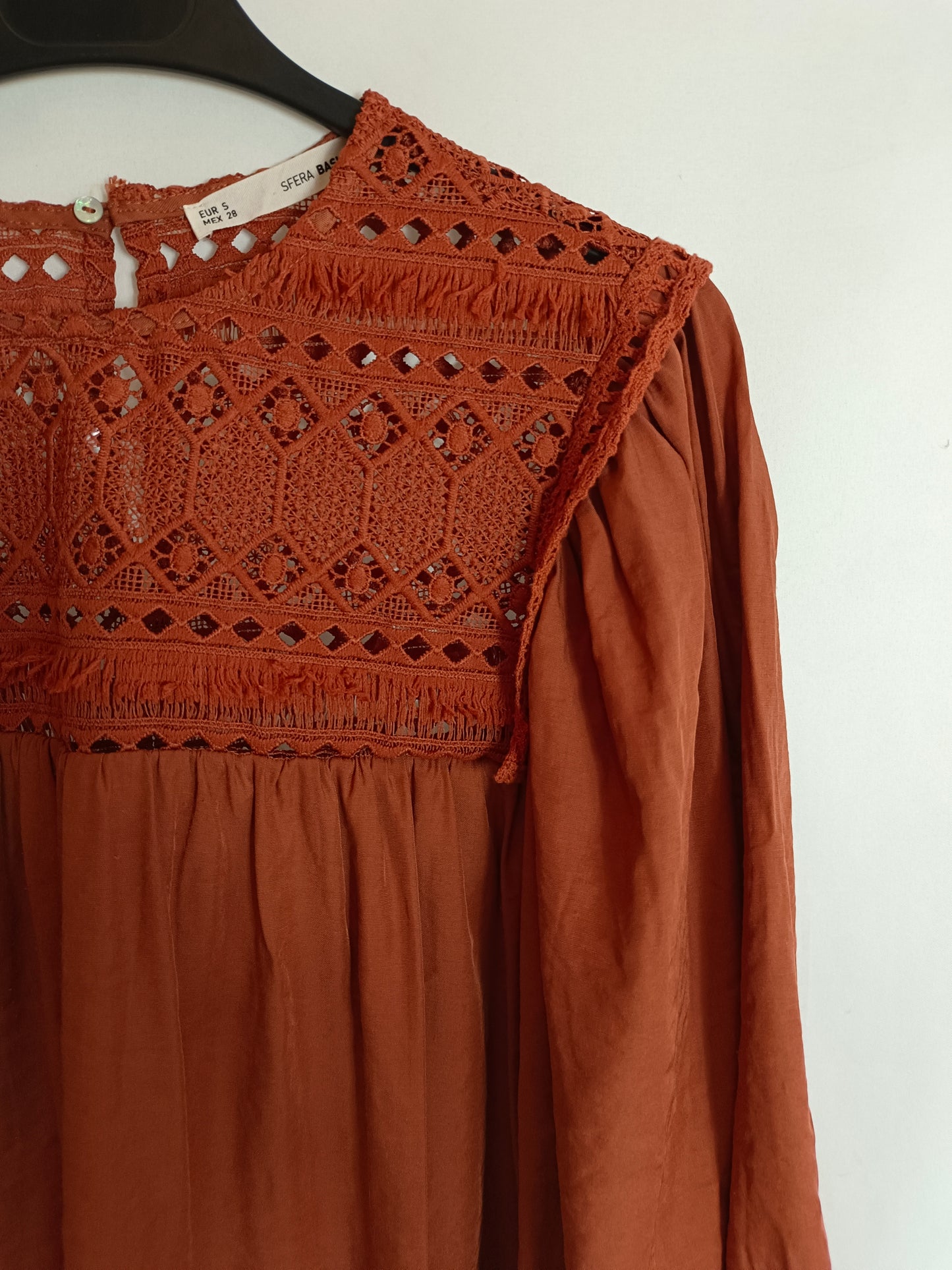 SFERA. Tile blouse with lace neckline Ts