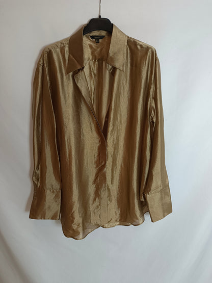 MASSIMO DUTTI. Blusa dorada fluida T.40