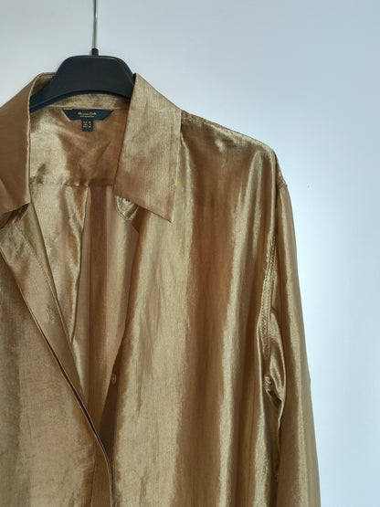 MASSIMO DUTTI. Blusa dorada fluida T.40
