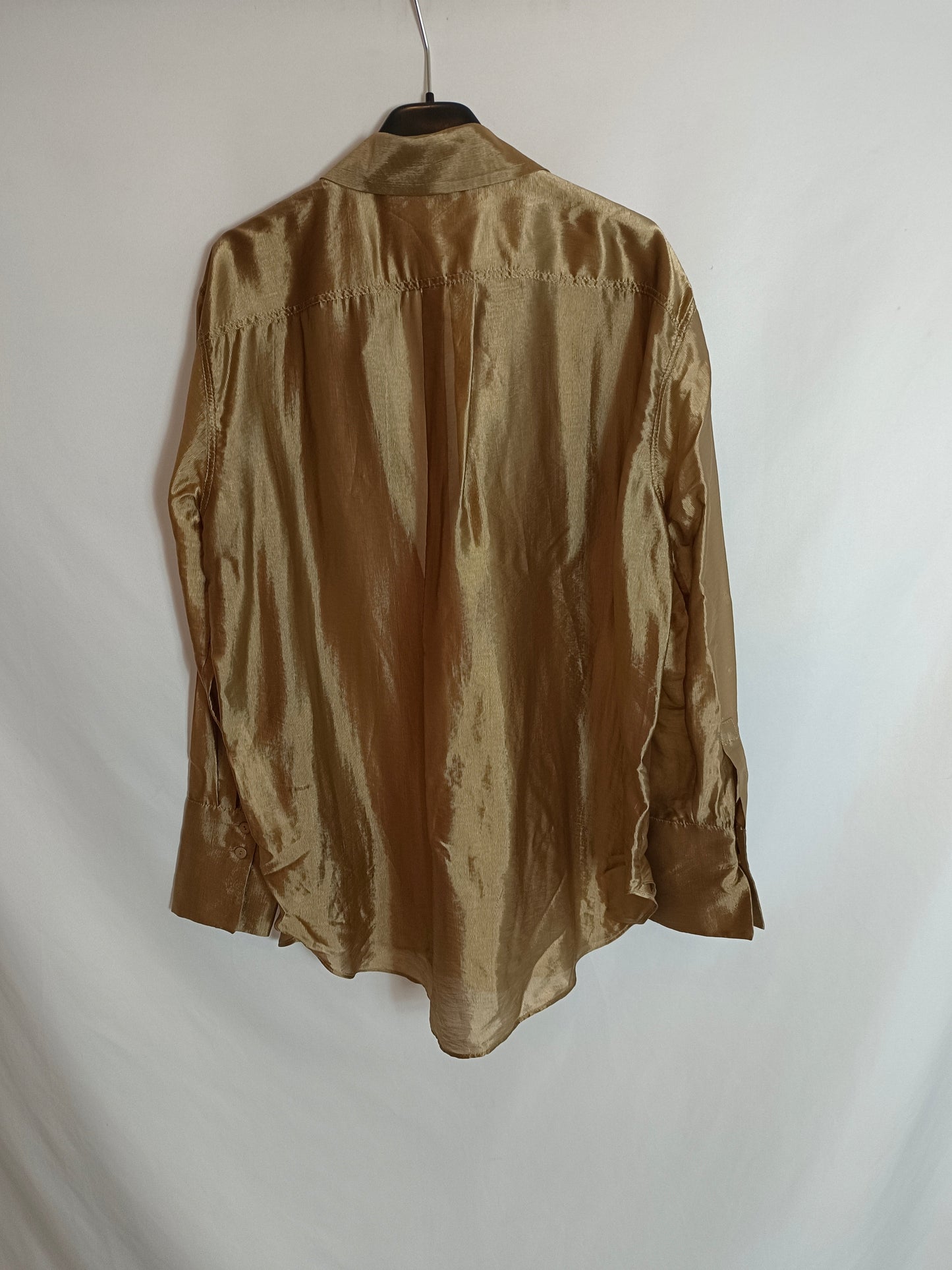 MASSIMO DUTTI. Blusa dorada fluida T.40