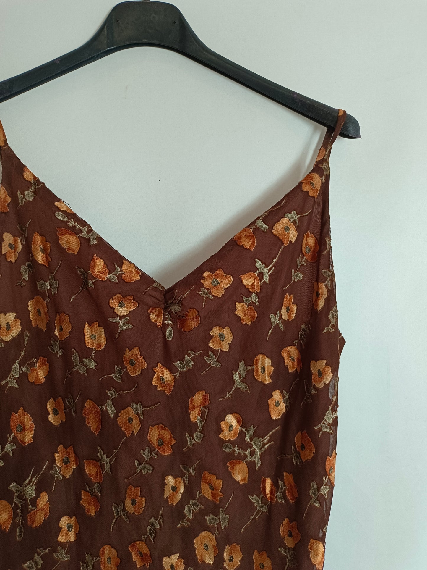 MARISA TELLECHEA. Vestido marrón flores T.42