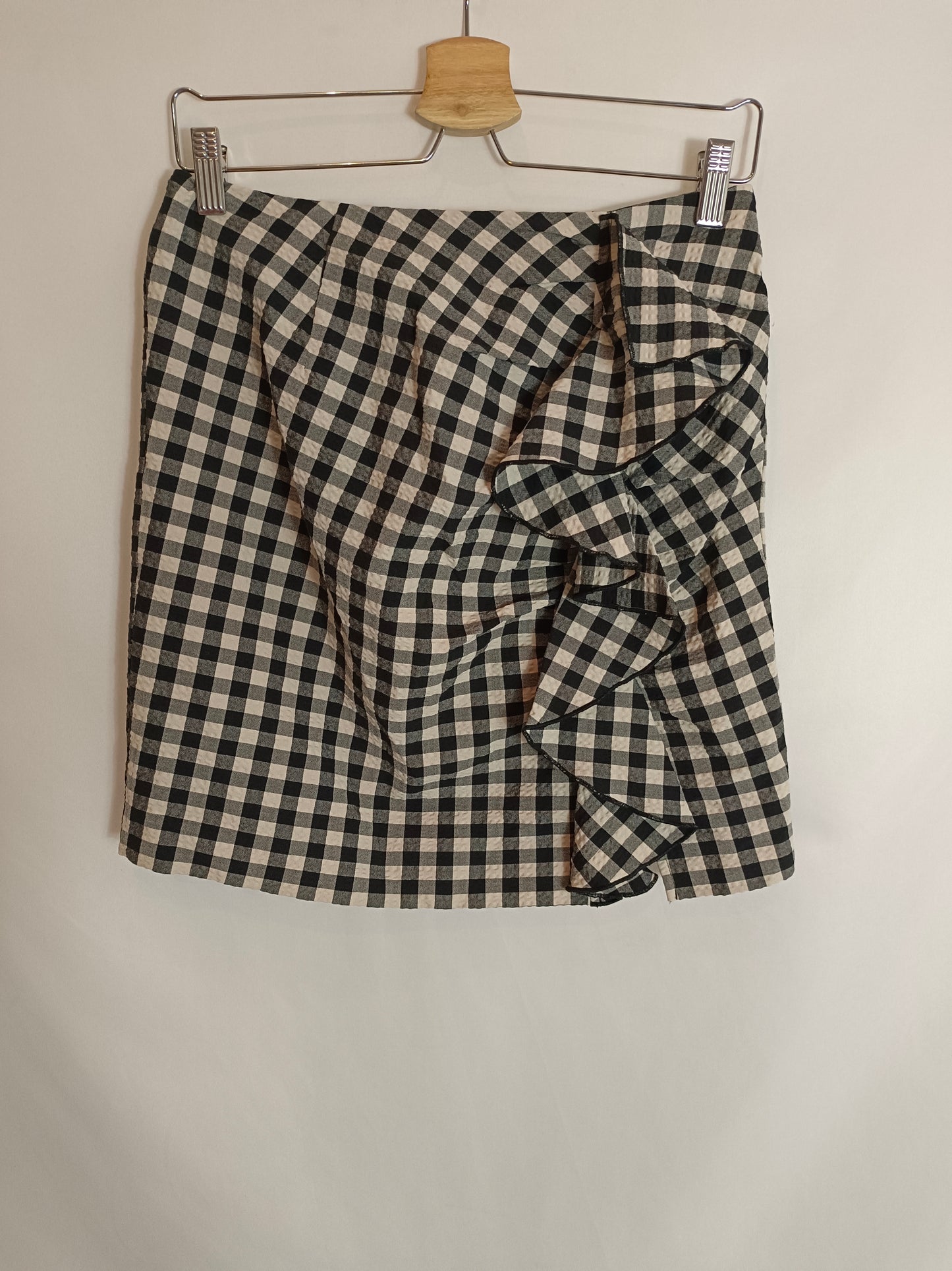 H&amp;M. Short checked skirt size 38