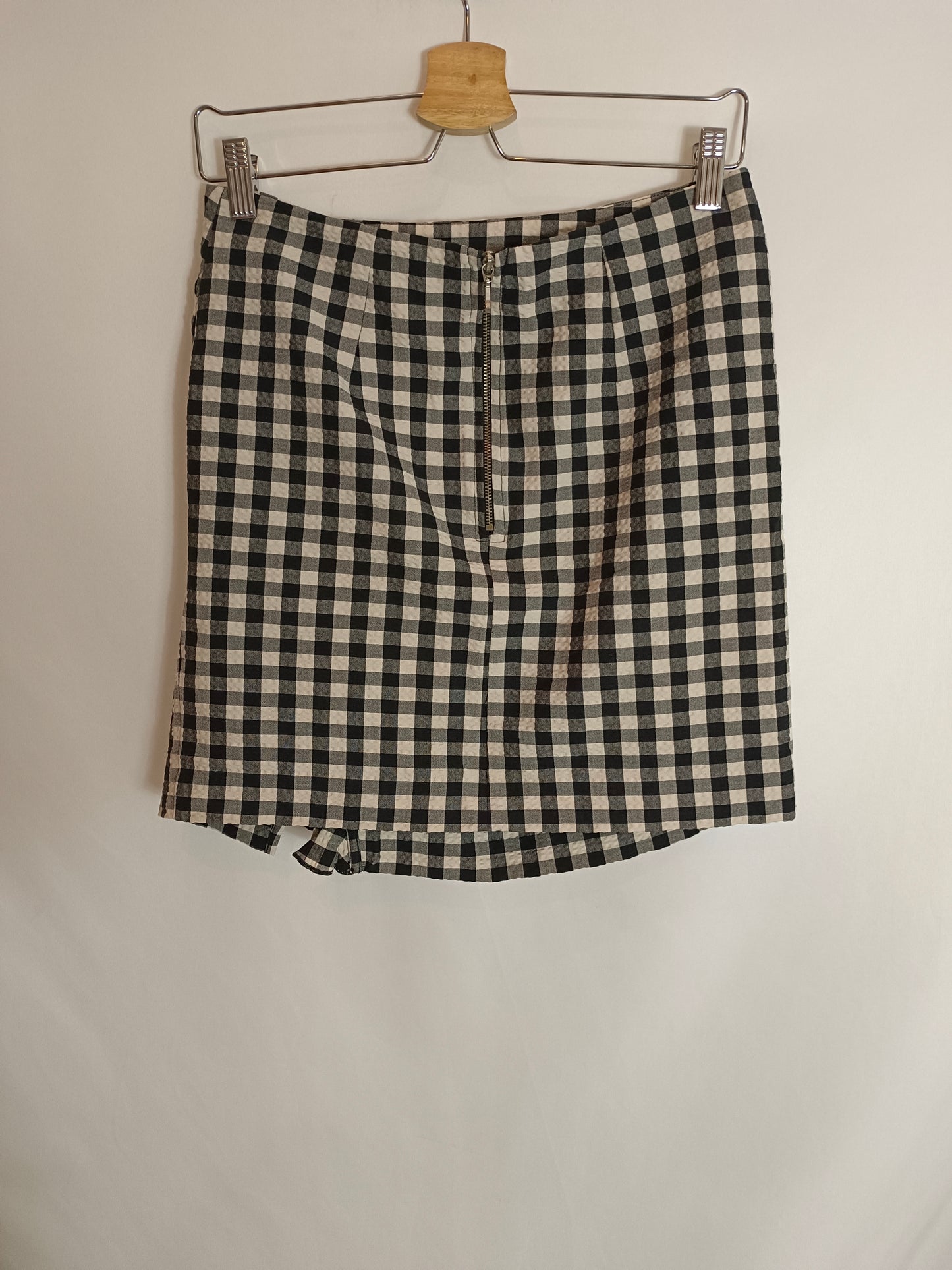 H&amp;M. Short checked skirt size 38