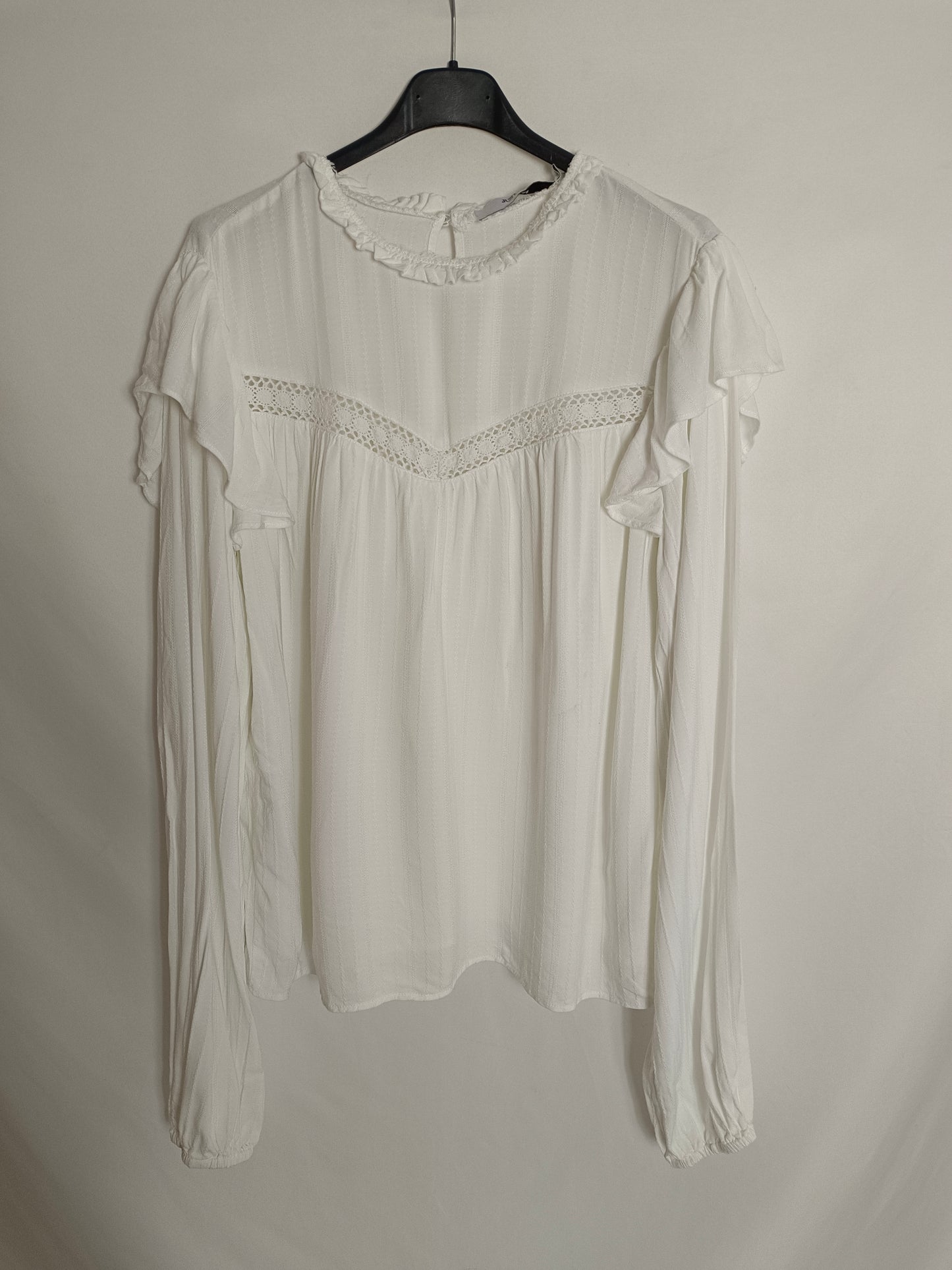 JUSTFUB. White blouse with ruffles Tl