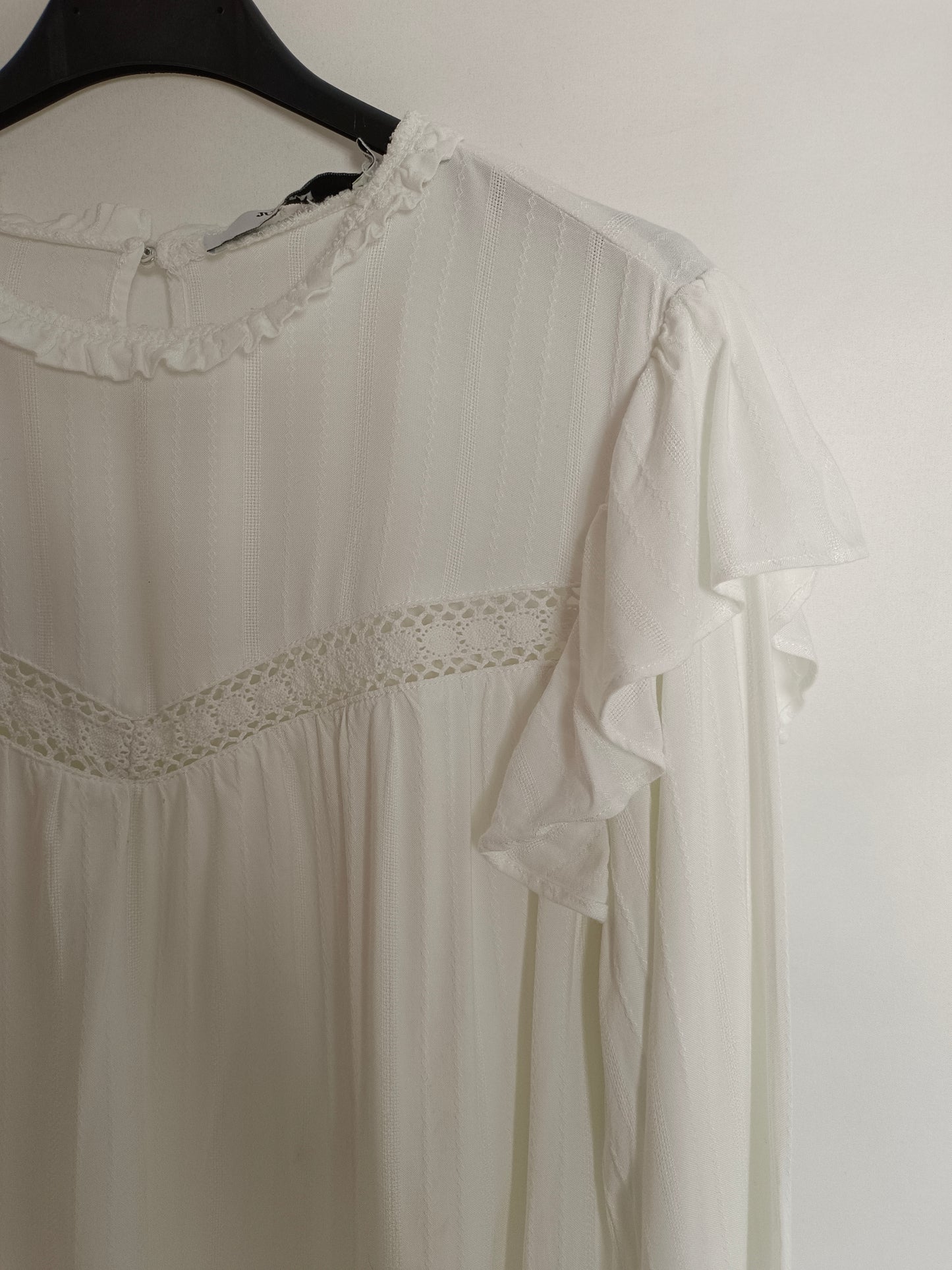 JUSTFUB. White blouse with ruffles Tl