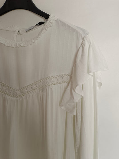 JUSTFUB. White blouse with ruffles Tl