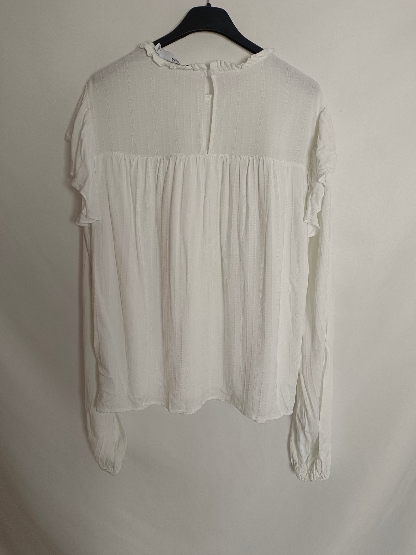 JUSTFUB. White blouse with ruffles Tl