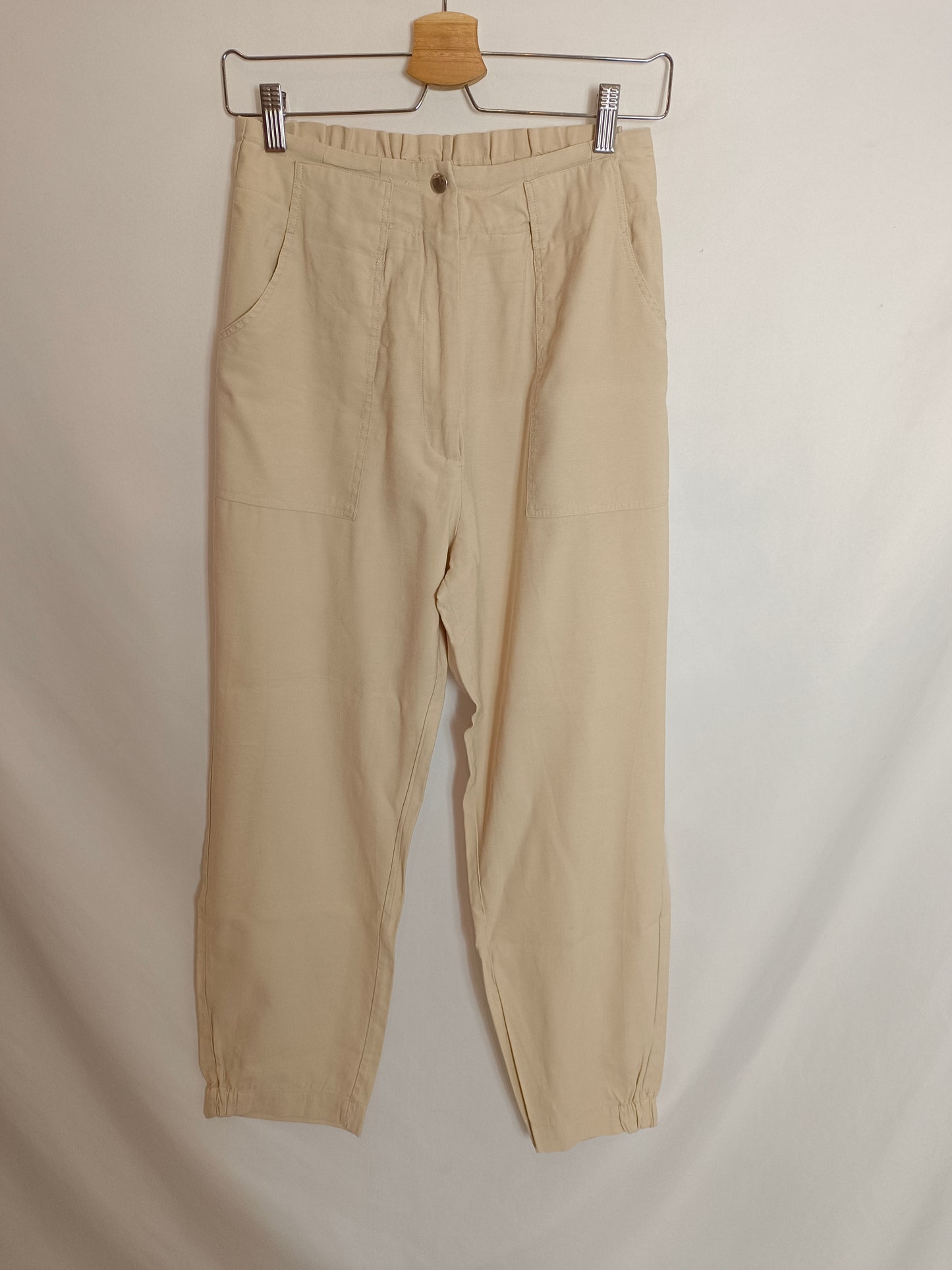 PULL&BEAR. Pantalón fluido beige T.l
