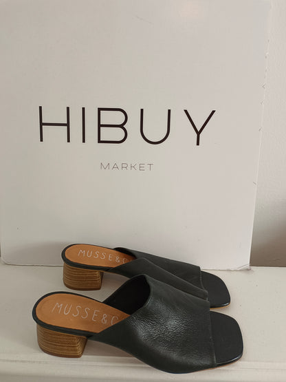 MUSSE&CLOUD. Sandalia negra T.40