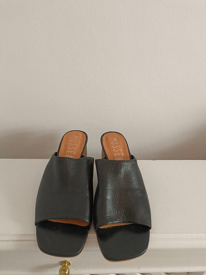 MUSSE&CLOUD. Sandalia negra T.40