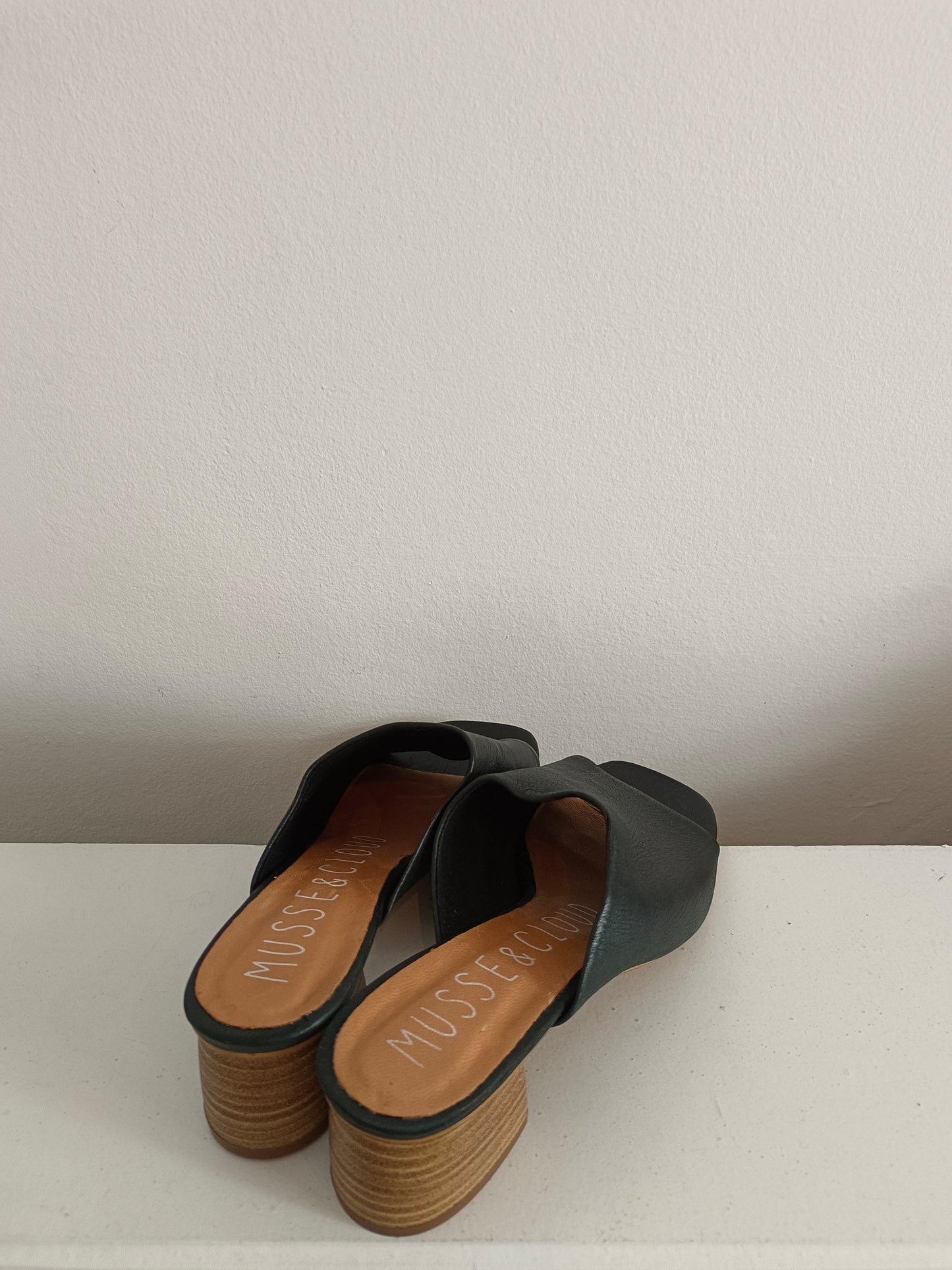 MUSSE&CLOUD. Sandalia negra T.40