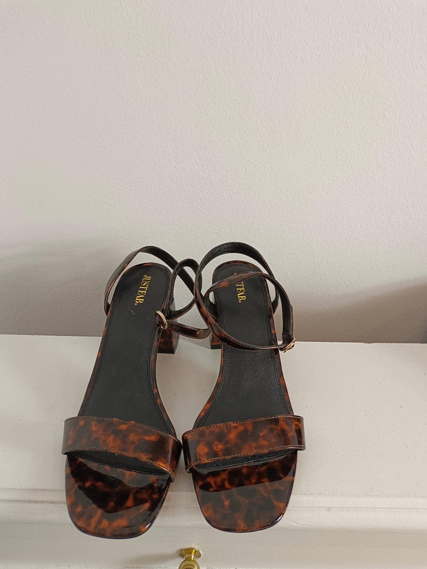 JUSTFUB. Sandalia marrón print T.40