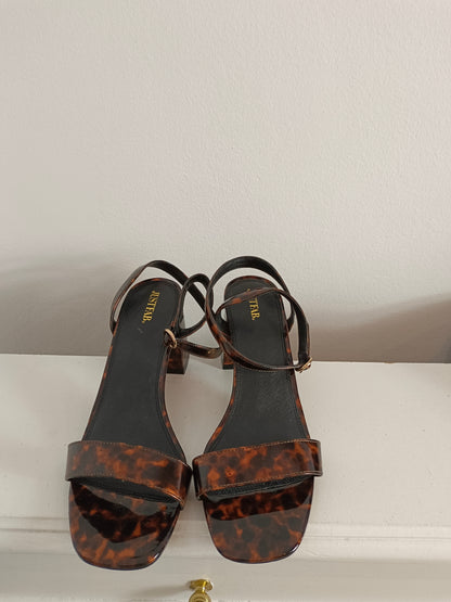 JUSTFUB. Sandalia marrón print T.40