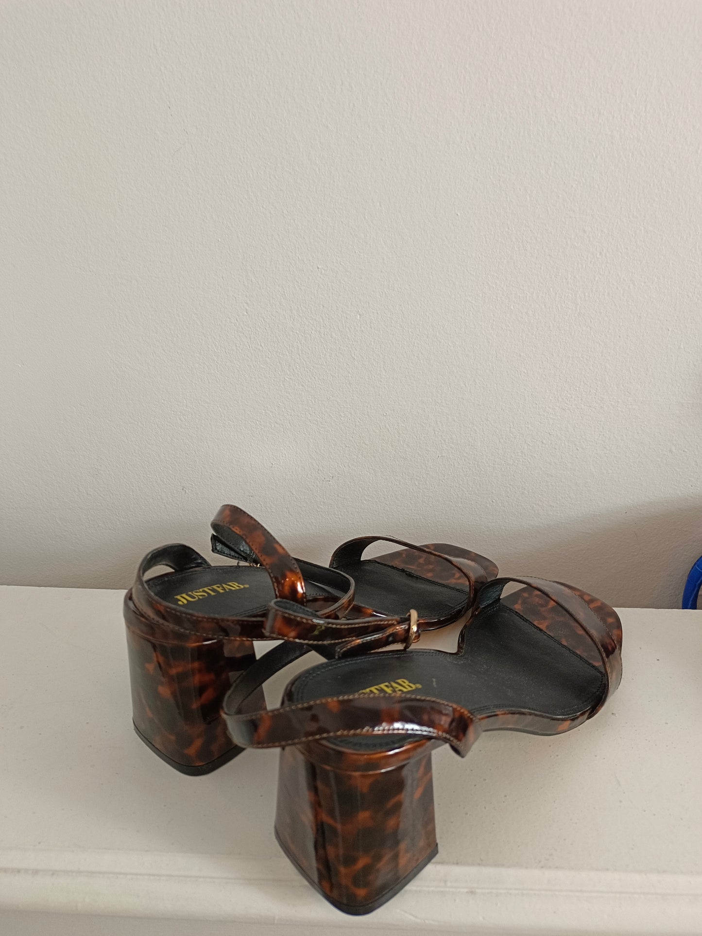 JUSTFUB. Sandalia marrón print T.40